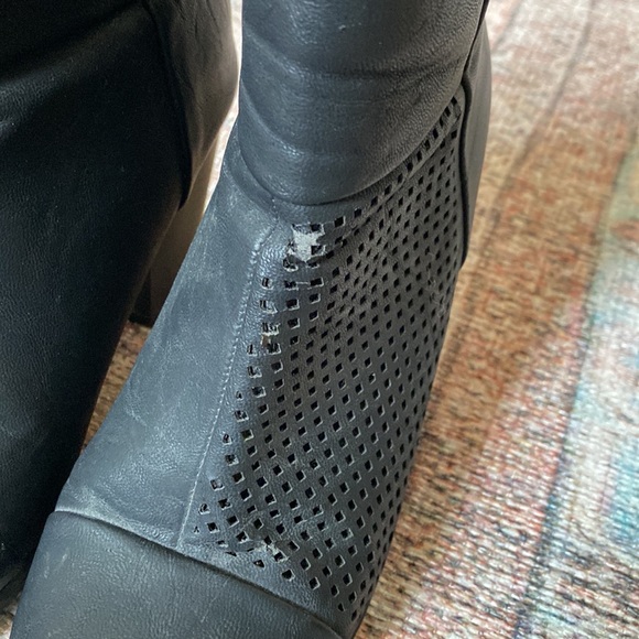 Zippered 3/4 length black booties. 2.5 inch heels. - Picture 4 of 5